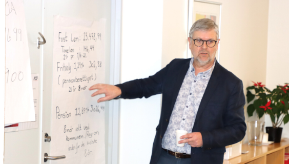 Formand Kristian Gaardsøe forklarer lønforholdene for de ufaglærte podere ansat i Aalborg Kommune.